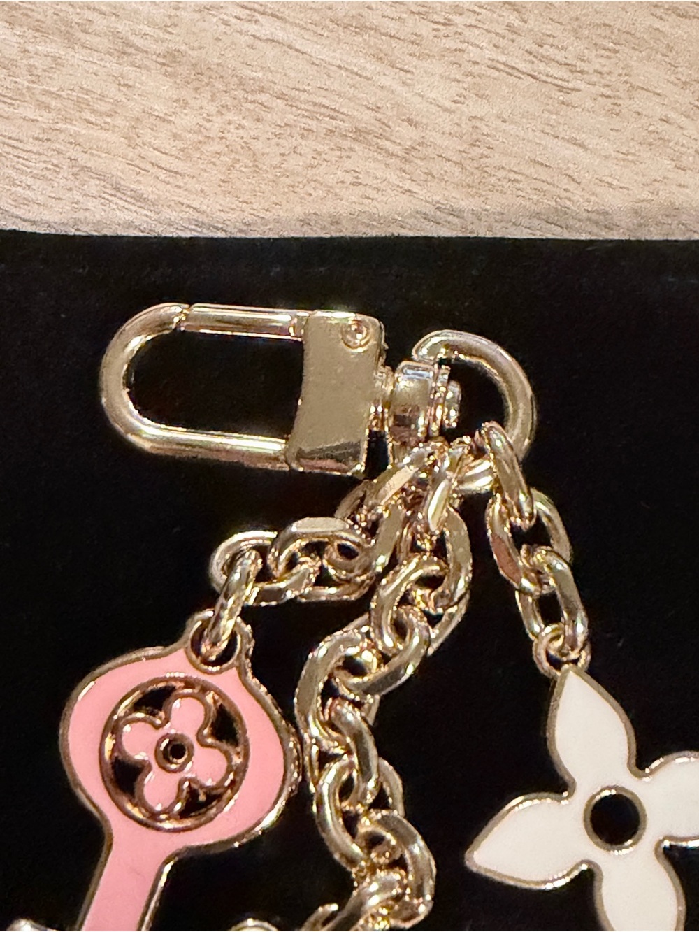 Source Unknown Pink and White Hello Kitty Enamel Key & Card Holder Charm - Picture 5 of 7
